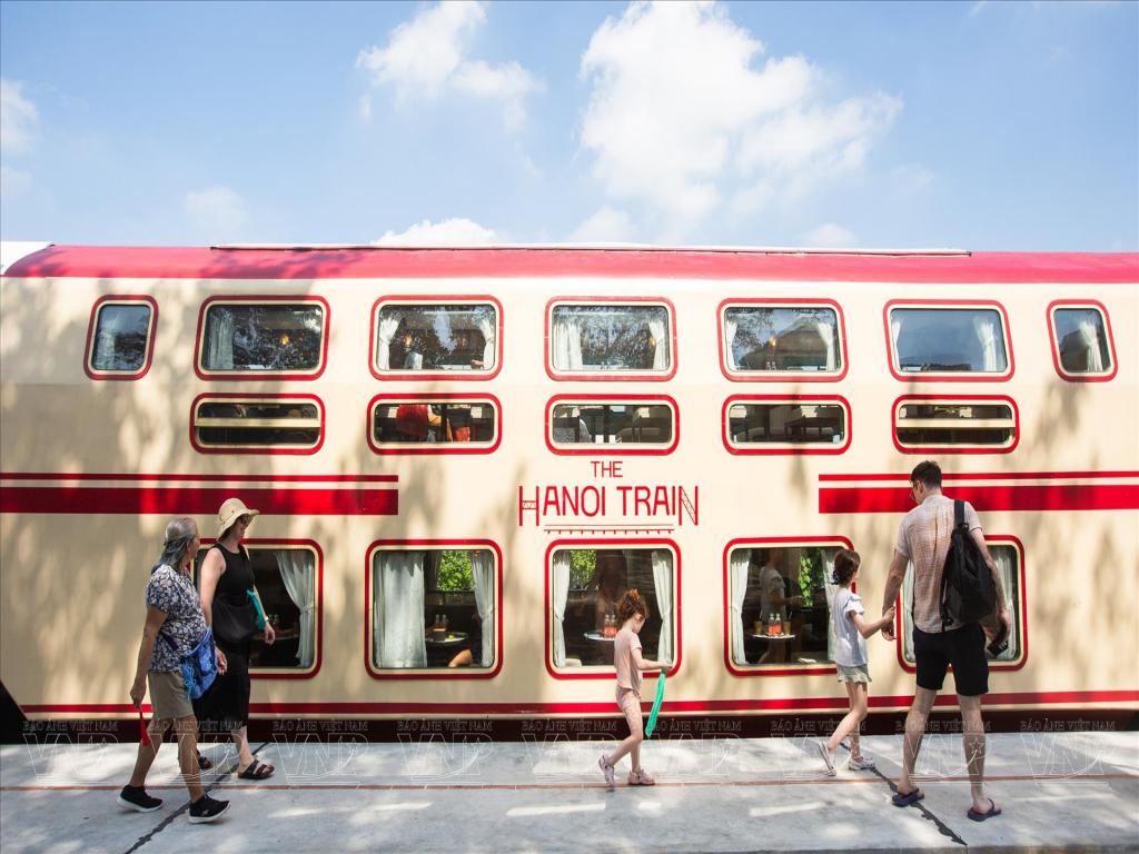 tren-de-cinco-puertas-de-hanoi-invita-a-disfrutar-aventura-emocional