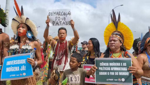 marchan-en-brasil-contra-amenazas-legislativas-a-derechos-indigenas