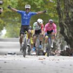 Guillermo Legaria-20260404GL-0./ 1) Ignacio Maldonado, de Armonía Cycles. 2) Leonel Rodríguez, de Club Náutico y de Pesca Boca de Cufré. 3) Lucas Gaday, de Dolores Cycles Club. Arribo de Etapa 10 Tala - Durazno sobre 158,7 km de la 81ª Vuelta Ciclista del Uruguay el 4 de abril de 2026. / Foto: Guillermo Legaria, Agencia Gamba.-