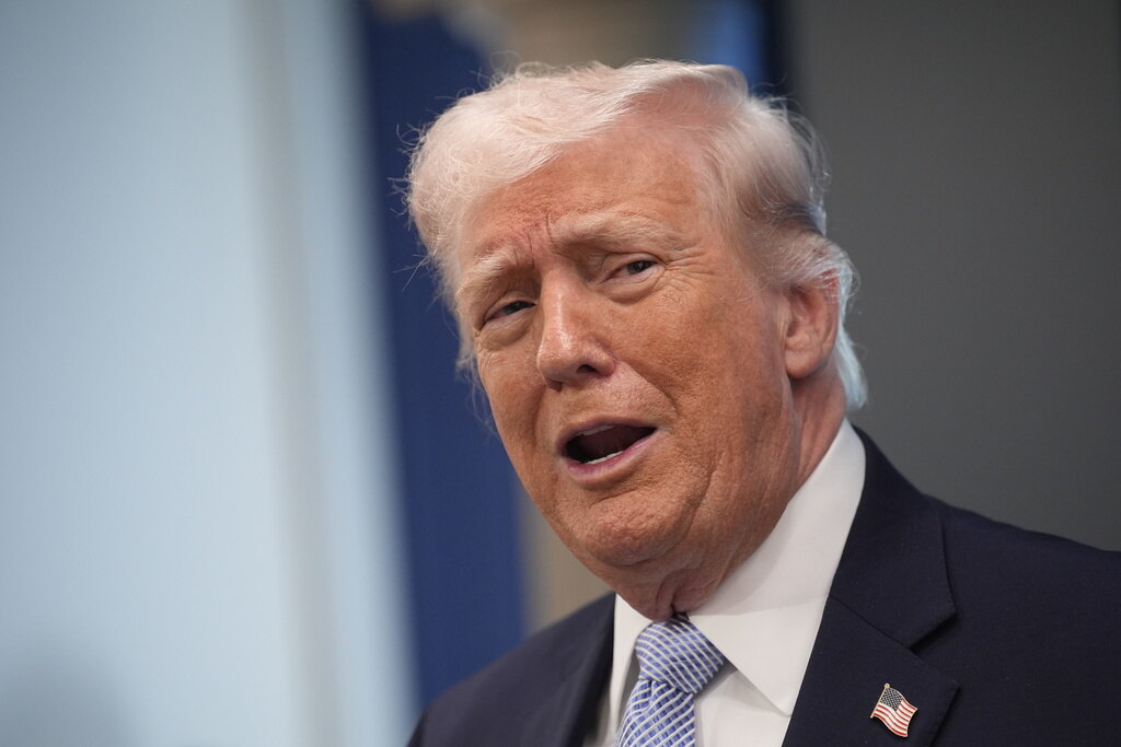 Washington (United States of America), 06/04/2026.- US President Donald Trump briefs the media on Iran from the James S Brady Press Briefing Room of the White House in Washington, DC, USA, 06 April 2026. EFE/EPA/YURI GRIPAS / POOL