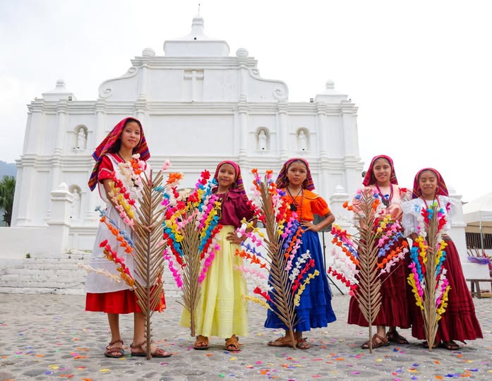 el-salvador-festeja-tradicion-ancestral-de-las-flores-y-las-palmas