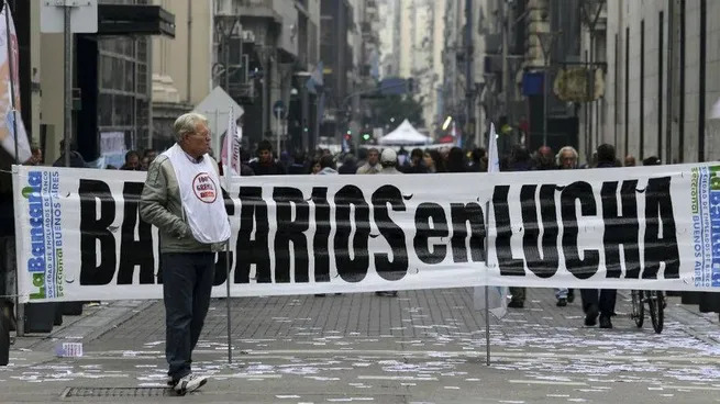 bancarios-argentinos-en-paro-contra-despidos-y-cierre-de-sucursales