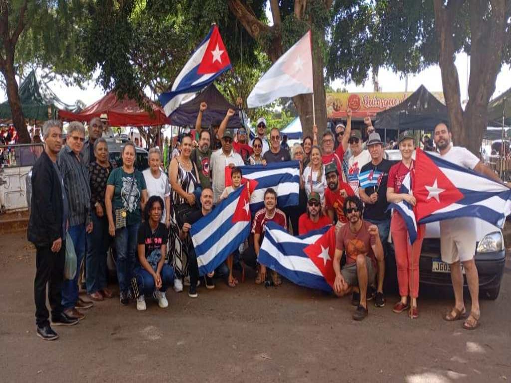 caravana-de-autos-reafirma-apoyo-brasileno-a-cuba