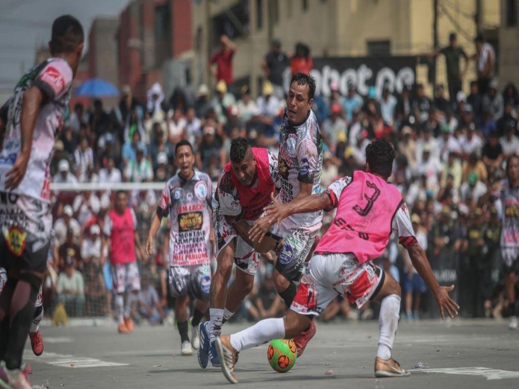 torneo-popular-de-futbol-5-en-plena-calle-en-peru