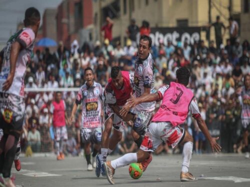 torneo-popular-de-futbol-5-en-plena-calle-en-peru