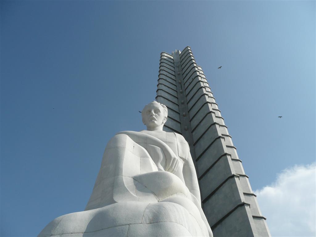 la-plaza-de-los-1-de-mayo-en-cuba