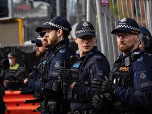 expulsan-a-australiano-con-esvastica-en-comision-sobre-antisemitismo