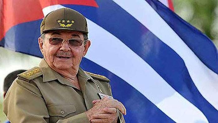 ciudadanos-cubanos-defienden-la-revolucion-y-a-su-lider-raul-castro
