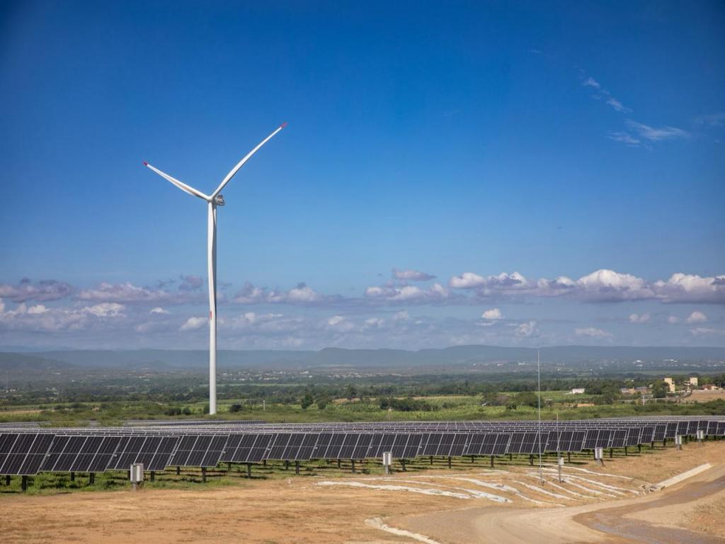 inauguran-central-hibrida-de-energia-renovable-en-dominicana