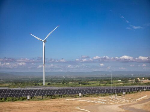 inauguran-central-hibrida-de-energia-renovable-en-dominicana