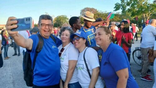 comienza-desfile-por-1-de-mayo-en-holguin-cuba
