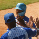 Yaser Julio González, de Industriales, celebra con sus compañeros cuadrangular durante el duelo Artemisa vs Industriales perteneciente a la IV Liga Élite de Beisbol cubano con sede en Estadio Latinoamericano el 4 de +May+ de 2026 en La Habana, Cuba. FOTO: Calixto N. Llanes/Periódico JIT (Cuba)