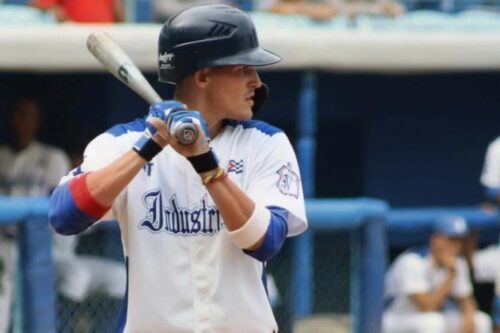 leones-rugen-y-se-aferran-a-la-cima-de-la-liga-elite-de-beisbol
