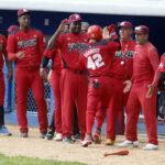 Juego entre los equipos de Industriales (uniforme azul y blanco) y Mayabeque (uniforme rojo y negro), en la 64 Serie Nacional de Beisbol, en el Estadio Latinoamericano, en La Habana, Cuba, el 12 de septiembre de 2025. FOTO: Roberto Morejón Rodríguez/Periódico JIT (Cuba)