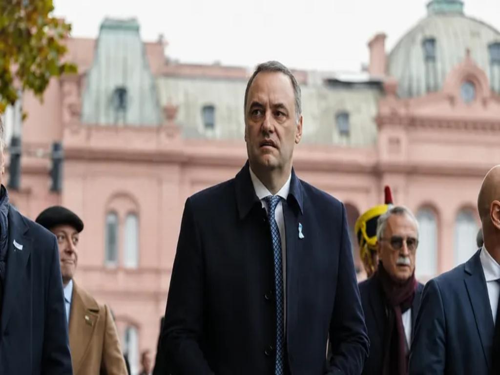 acusado-de-corrupto-adorni-sigue-en-la-palestra-publica-argentina