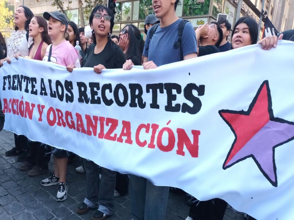 estudiantes-chilenos-mantienen-llamado-a-protesta-contra-recortes