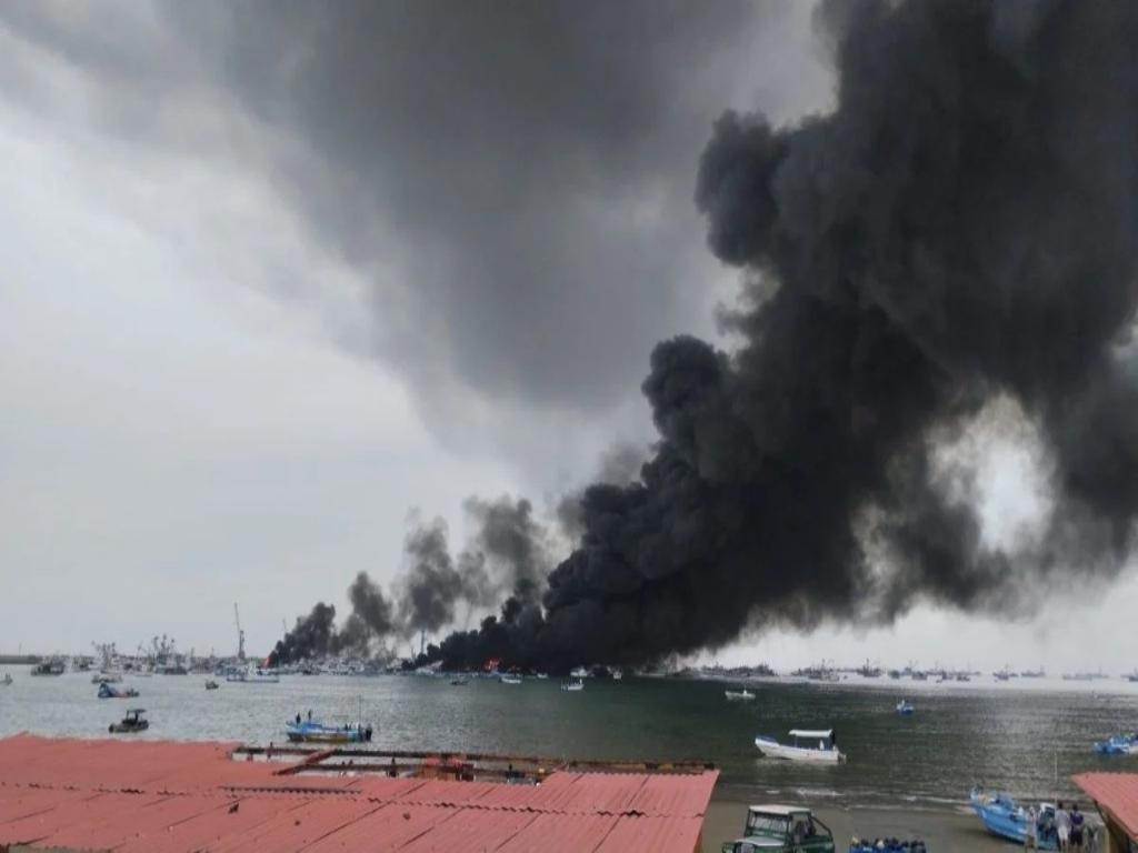 incendio-en-puerto-de-ecuador-deja-embarcaciones-destruidas-y-heridos
