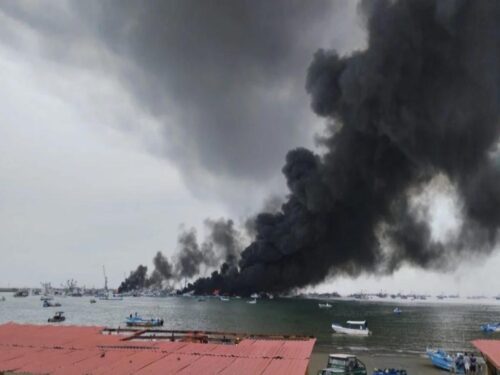 incendio-en-puerto-de-ecuador-deja-embarcaciones-destruidas-y-heridos