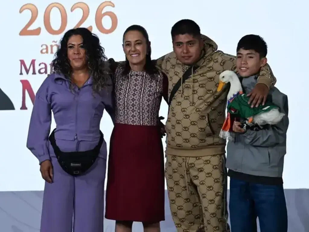 pato-merlin-llega-hasta-conferencia-de-presidenta-mexicana