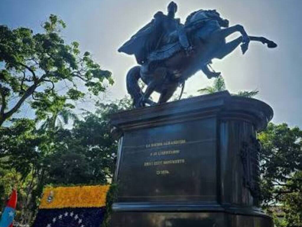 delcy-rodriguez-rinde-homenaje-a-simon-bolivar-en-su-natalicio