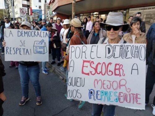 protesta-frente-al-cne-de-ecuador-por-suspensiones-de-partidos