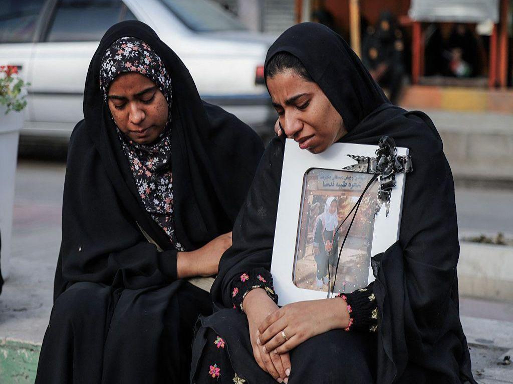 despiden-en-iran-a-32-ninas-muertas-en-ataque-contra-escuela