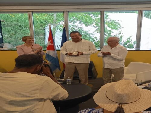 entregan-a-embajador-cubano-medalla-de-la-ciudad-tremblay-en-france