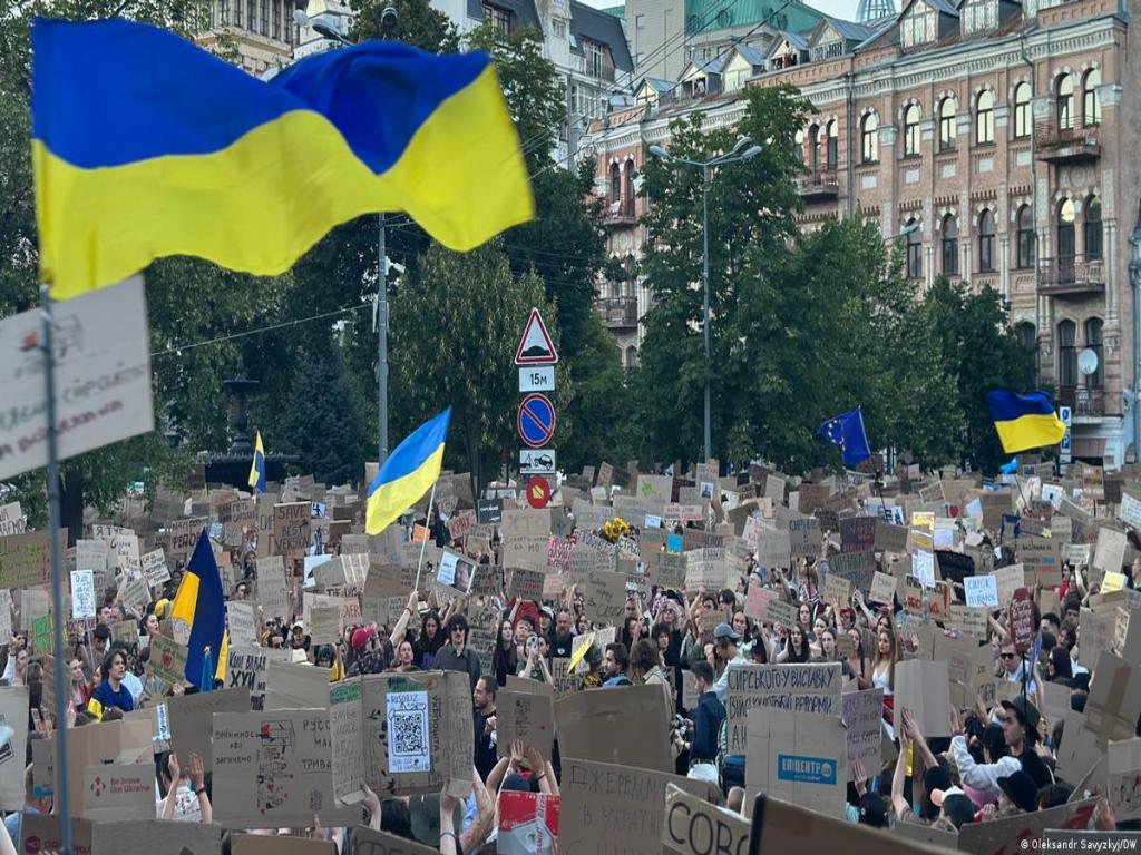 protestas-en-ucrania-contra-decision-del-gobierno-cubren-16-ciudades