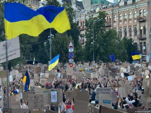 protestas-en-ucrania-contra-decision-del-gobierno-cubren-16-ciudades