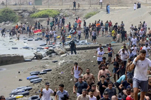 mas-de-un-centenar-de-personas-cruzan-de-marruecos-a-ceuta