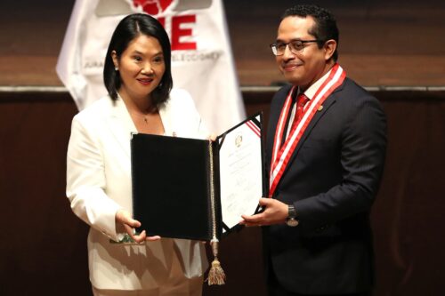AME9597. LIMA (PERÚ), 15/07/2026.- La presidenta electa de Perú, Keiko Fujimori (i), posa junto al presidente del Jurado Nacional de Elecciones (JNE), Roberto Burneo, este miércoles en Lima (Perú). Fujimori recibió las credenciales como presidenta electa de Perú para el periodo 2026-2031 en una ceremonia pública presidida por el JNE, previa a la investidura que se realizará el próximo 28 de julio, día nacional de Perú. EFE/Paolo Aguilar