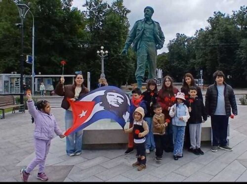 ninos-cubanos-en-rusia-recuerdan-a-fidel-castro-en-su-centenario
