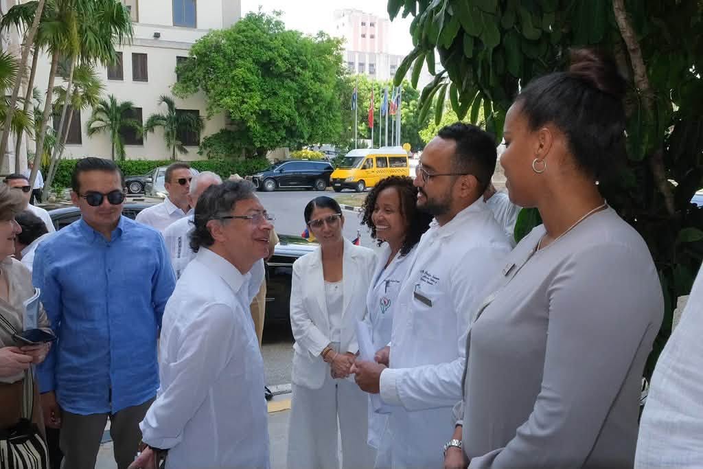 Presidente colombiano se reunió con estudiantes de Medicina en Cuba - Noticias Prensa Latina