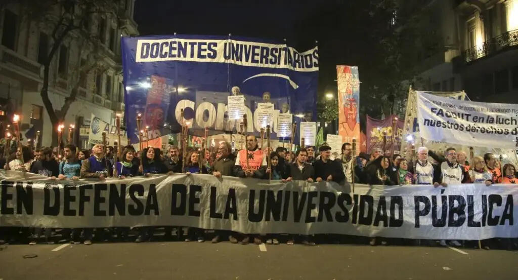 universitarios-argentinos-otra-vez-en-huelga-por-mejores-sueldos