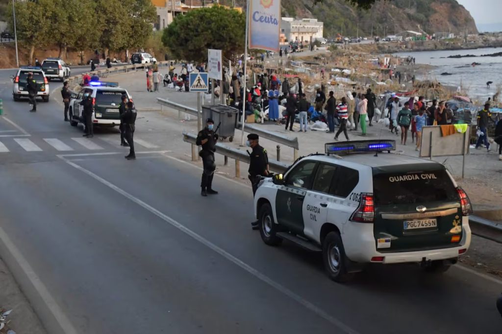 trasladan-en-ceuta-a-mil-800-migrantes-irregulares
