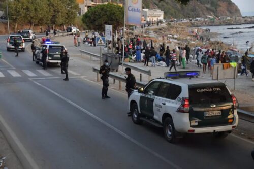 trasladan-en-ceuta-a-mil-800-migrantes-irregulares
