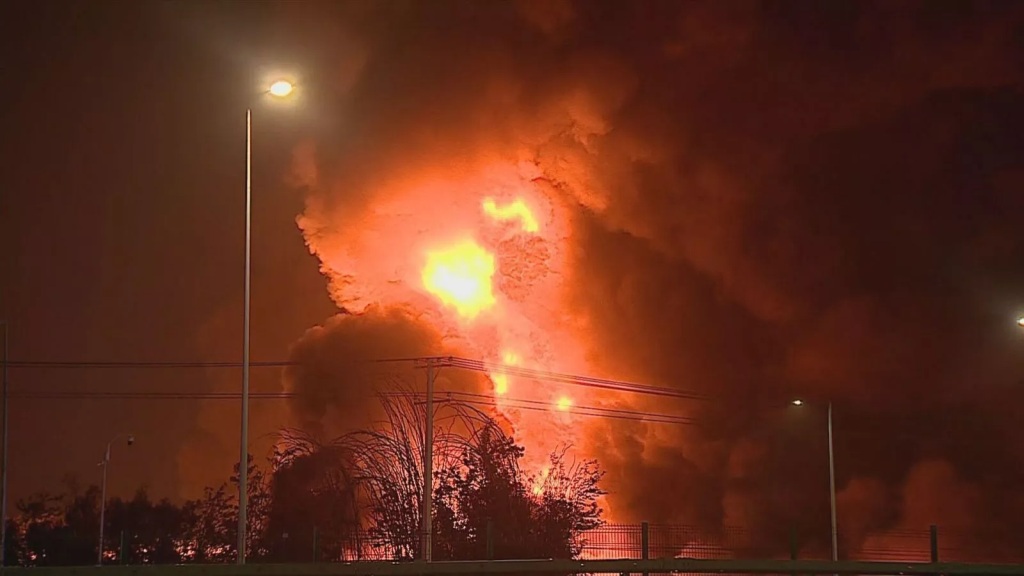 incendio-afecta-planta-quimica-en-el-norte-de-la-capital-de-chile