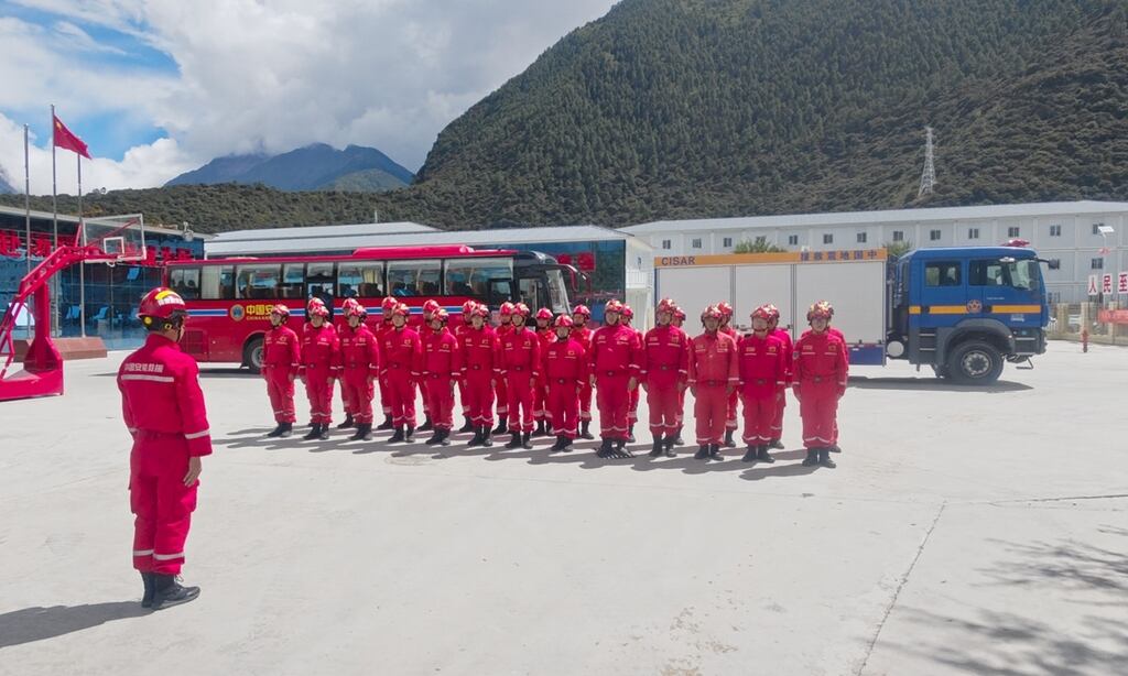 china-refuerza-labores-de-rescate-tras-desastre-en-frontera-con-nepal