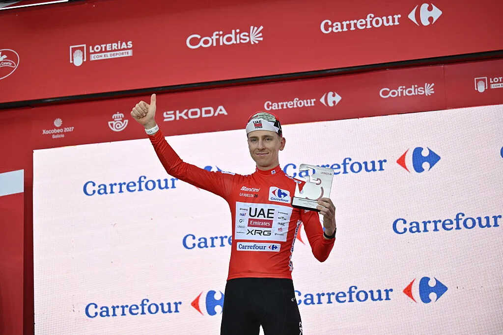 pogacar-entra-tercero-y-conserva-jersey-rojo-en-vuelta-espana-2