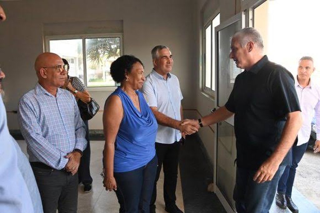 presidente-cubano-visito-importantes-centros-de-la-educacion-superior