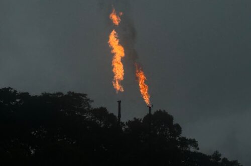 amazonia-de-ecuador-crecer-entre-mecheros-petroleros