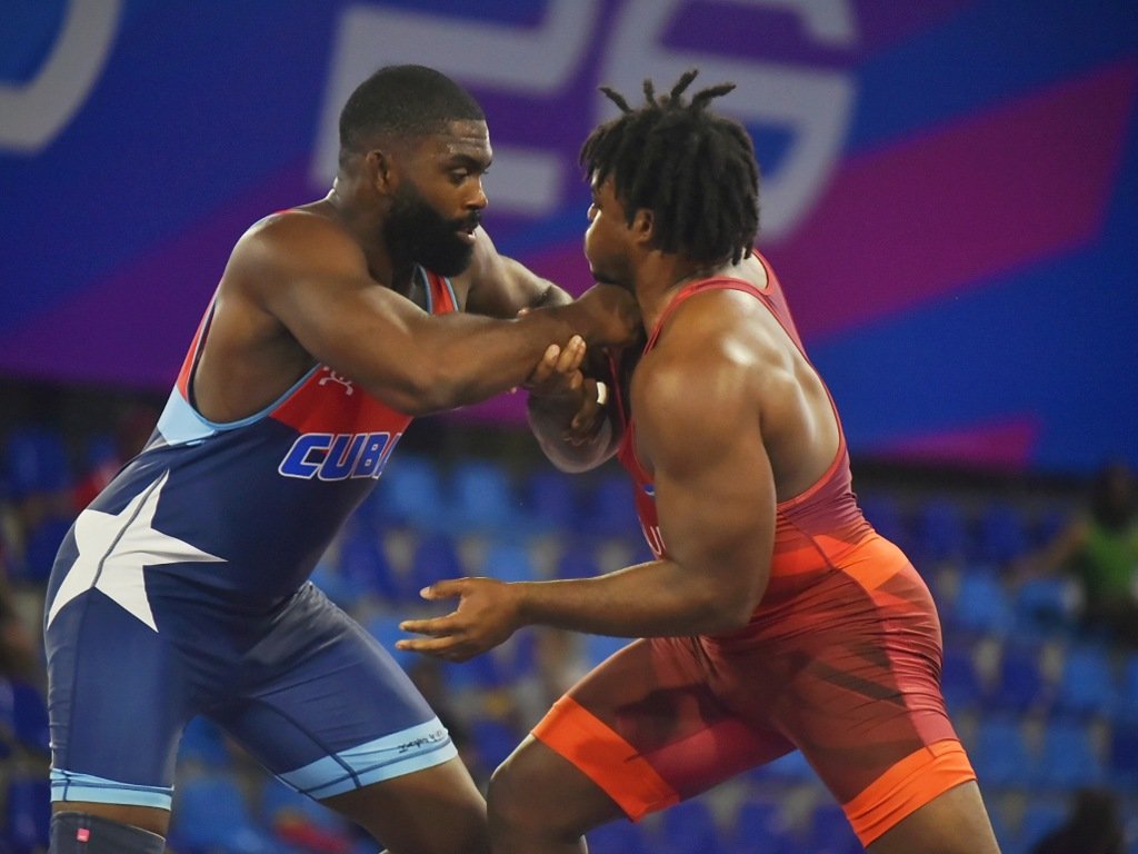 pino-cerro-con-cuarto-oro-de-lucha-greco-de-cuba-en-santo-domingo