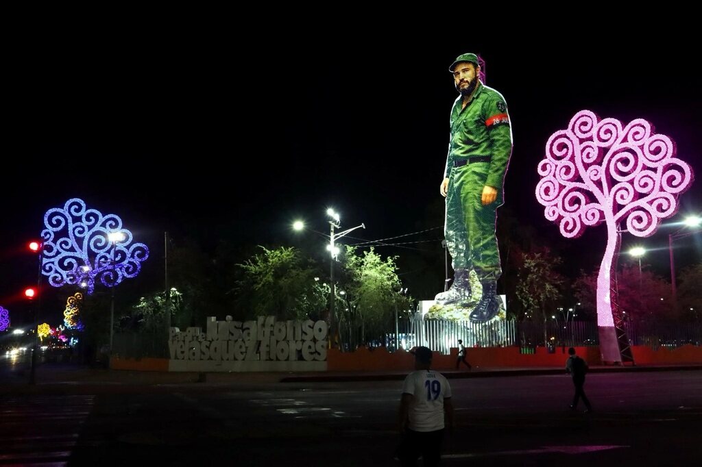 escultura-metalica-de-fidel-castro-ilumina-en-capital-de-nicaragua
