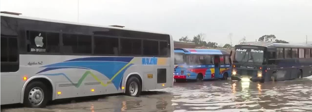 mas-de-dos-mil-vehiculos-cumplen-cuatro-dias-atascados-en-peru__trashed