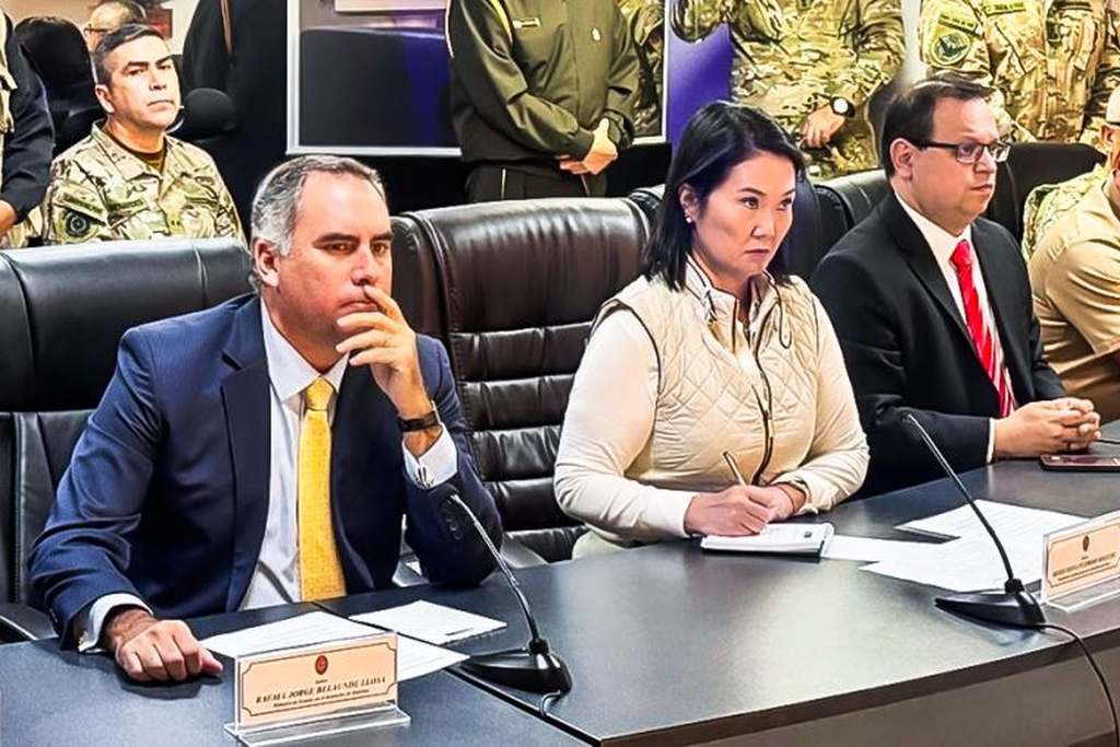 presidenta-de-peru-se-reune-con-alto-mando-de-fuerzas-armadas