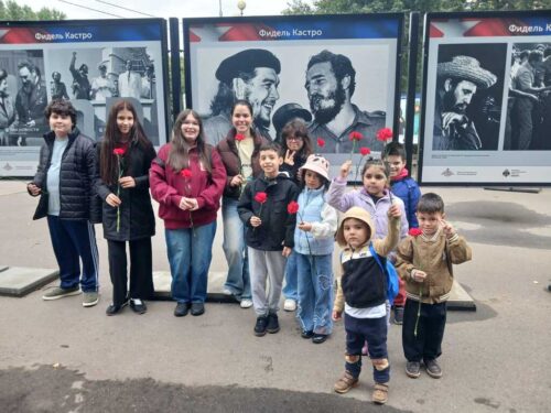 ninos-cubanos-en-rusia-recuerdan-a-fidel-castro-en-su-centenario