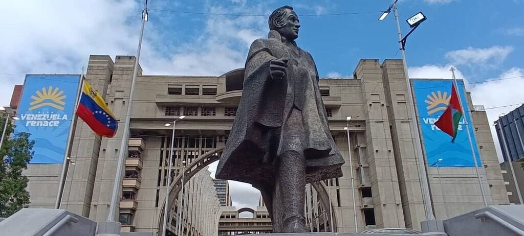 sin-version-oficial-retiro-de-fotos-de-bolivar-y-chavez-en-venezuela