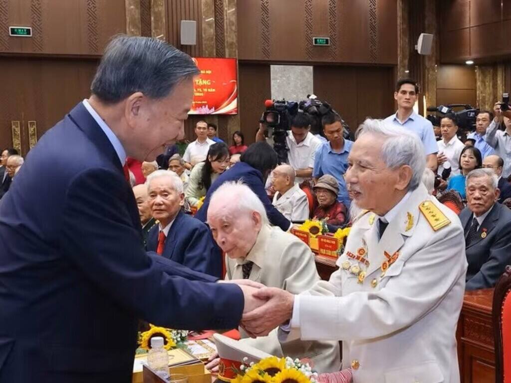 destacan-aportes-de-veteranos-militantes-de-hanoi-a-la-indepedencia
