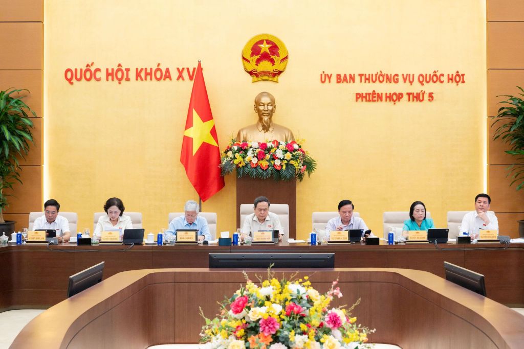 comite-permanente-del-parlamento-evalua-proyectos-de-ley-en-vietnam