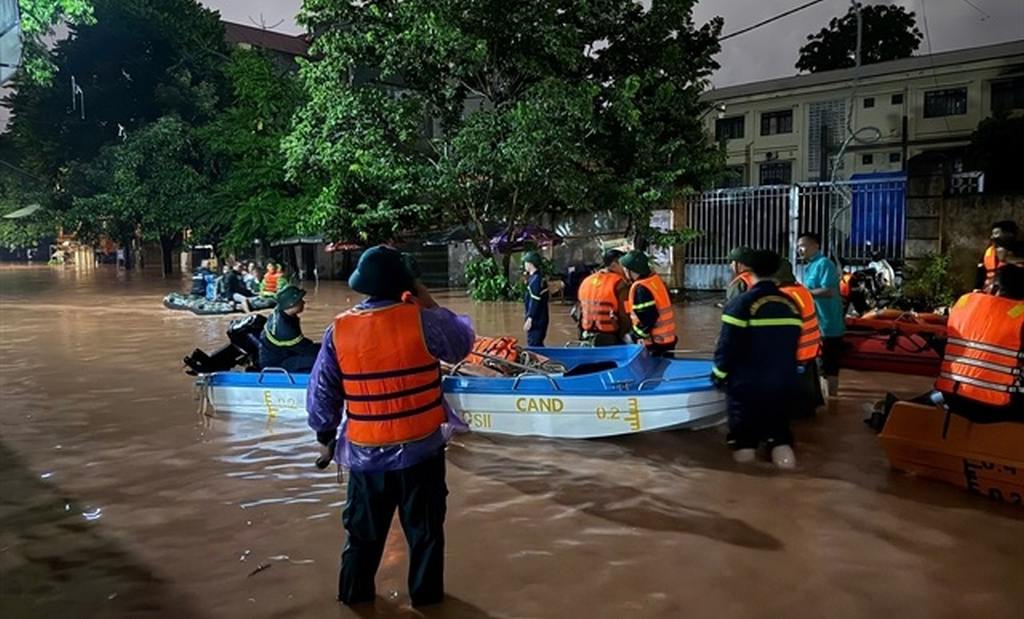 tifon-narra-se-aleja-de-vietnam-deja-dos-muertos-y-danos
